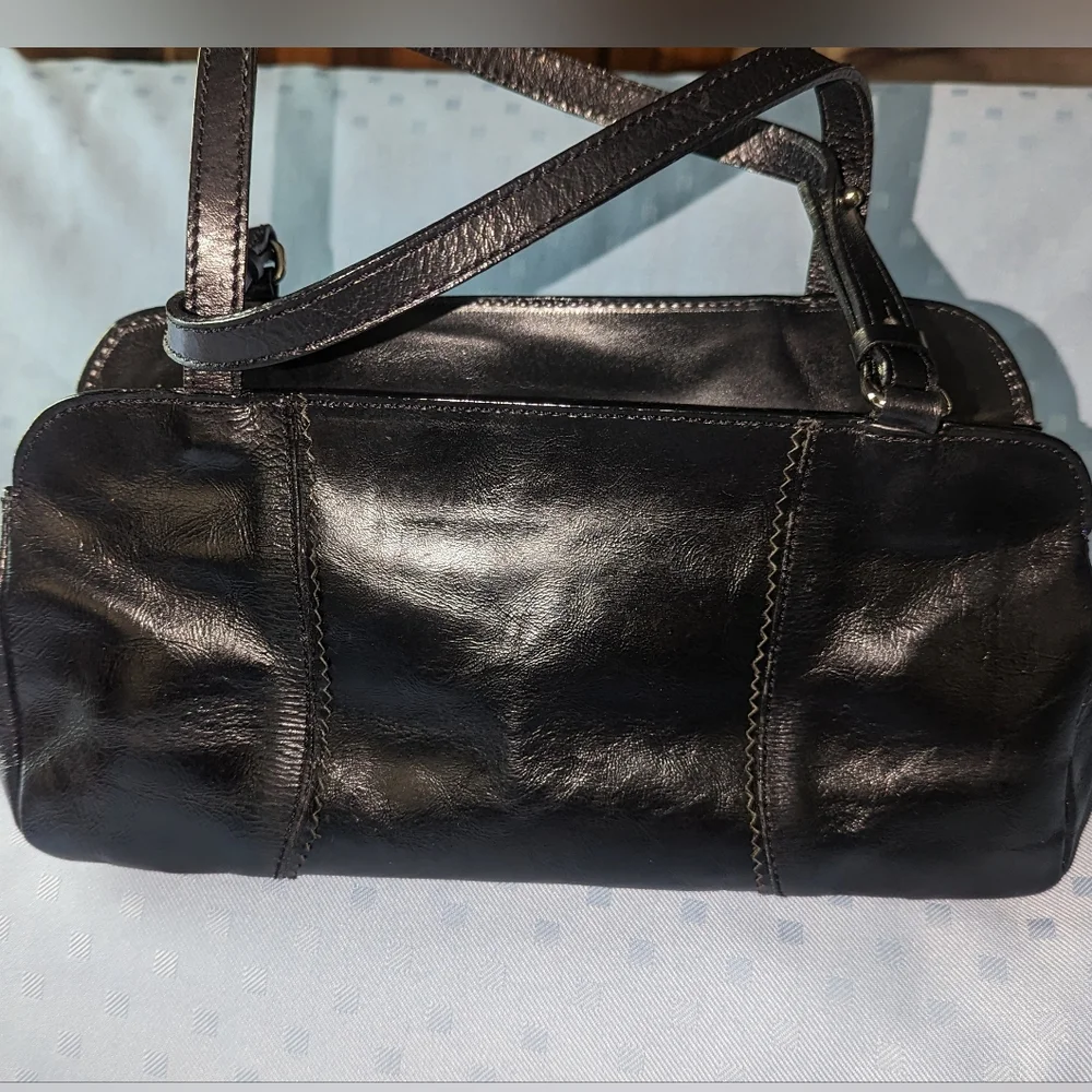 Arezzo black leather shoulder bag.